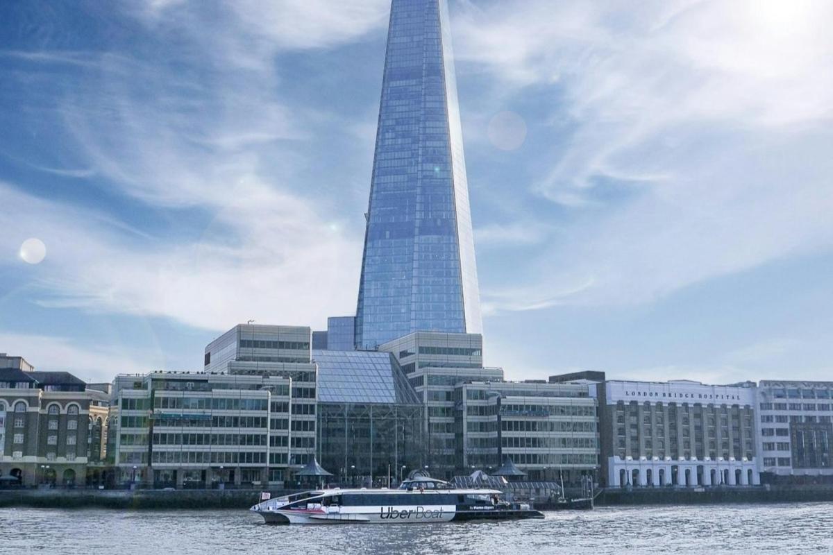 una barca in acqua di fronte a un alto edificio
