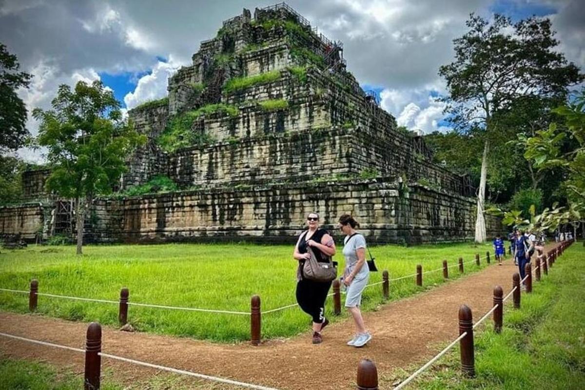 dues persones caminant per un camí davant d'un temple