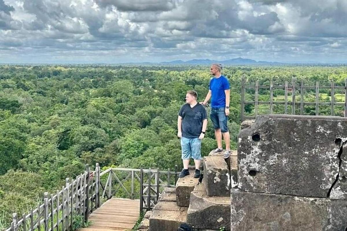 dva muži stojící na vrcholu věže s výhledem