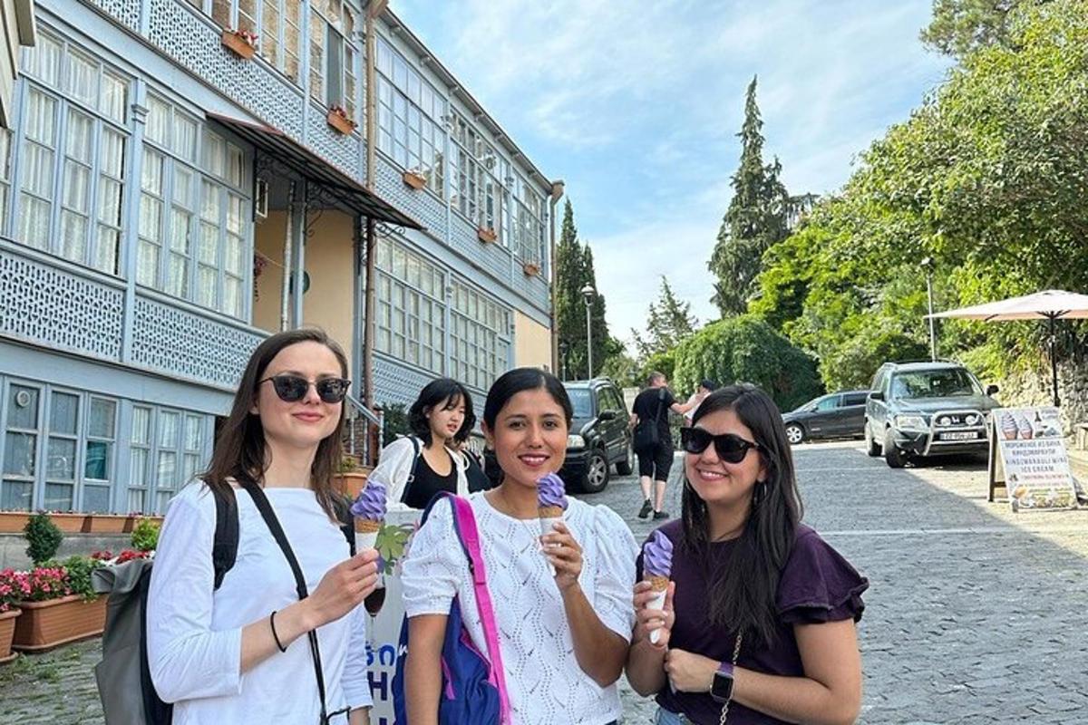 sekelompok wanita berdiri di jalan sambil memegang minuman