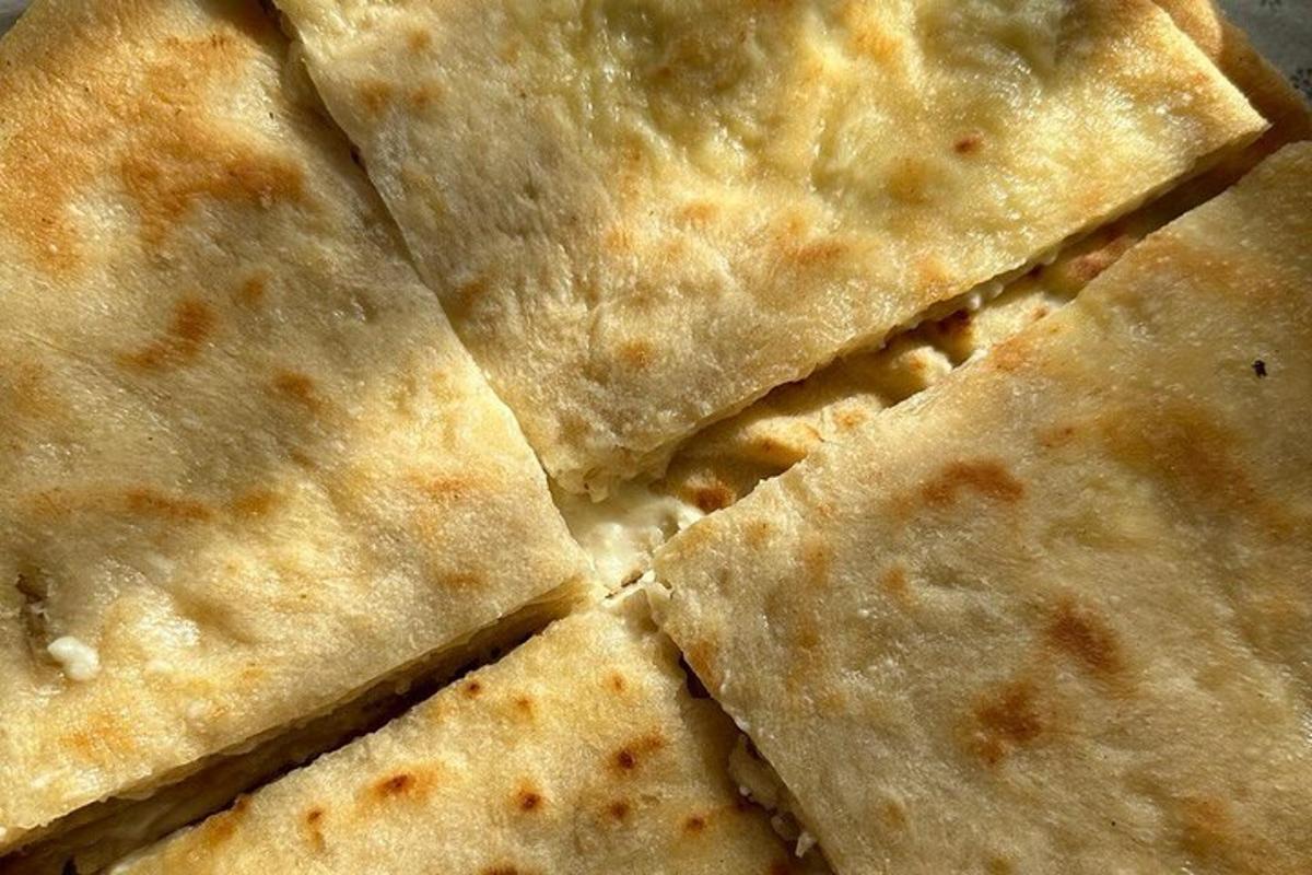 close-up tumpukan keripik tortilla