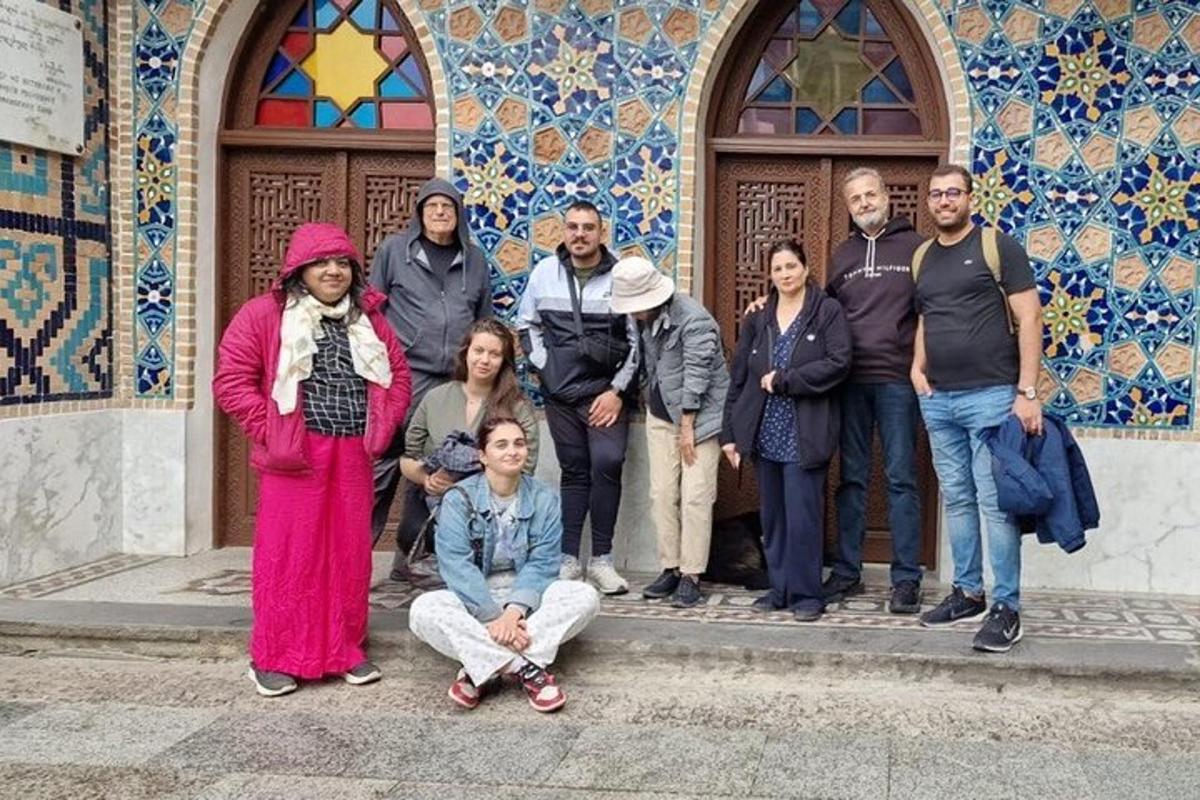 Un grupo de personas de pie frente a un edificio.