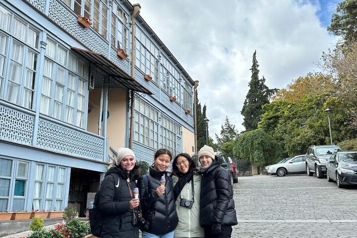 sekelompok wanita berdiri di depan sebuah gedung