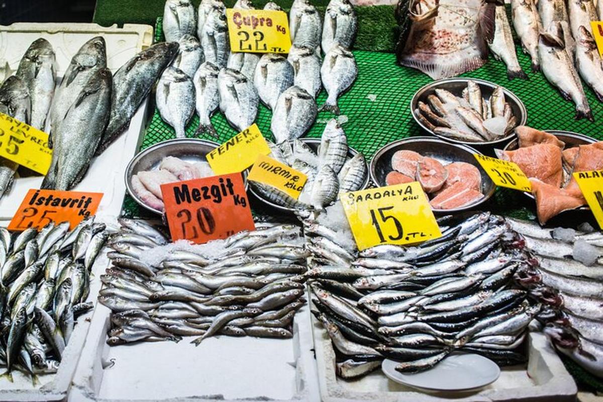 una mostra di pesci in vendita in un mercato del pesce