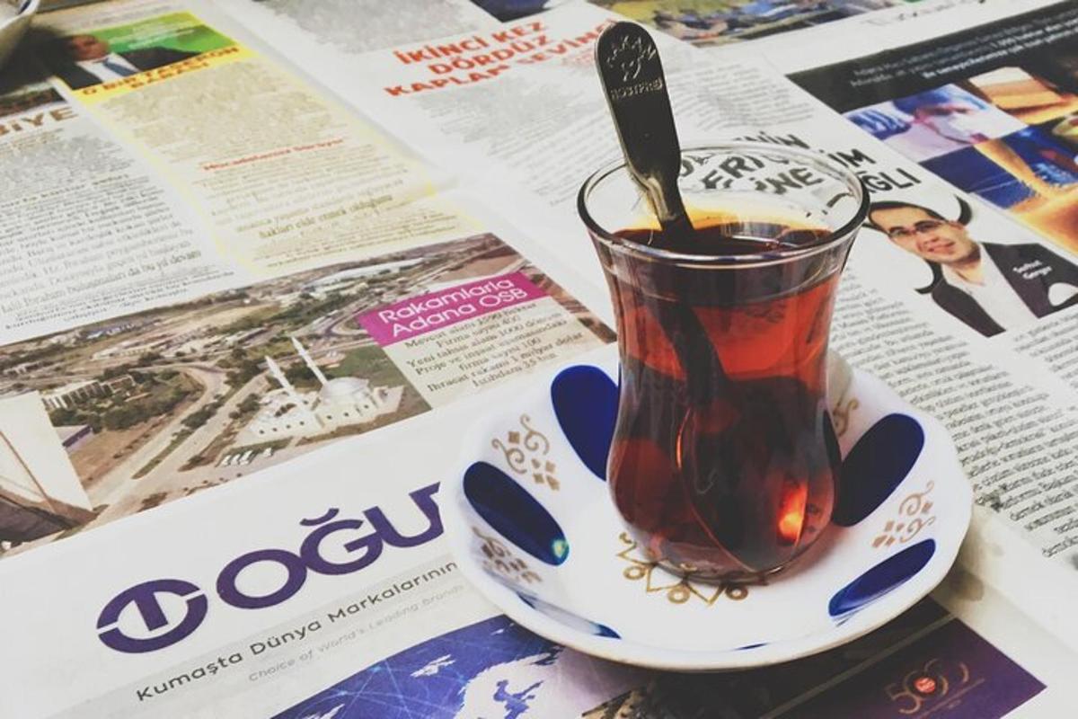 secawan teh duduk di atas surat khabar