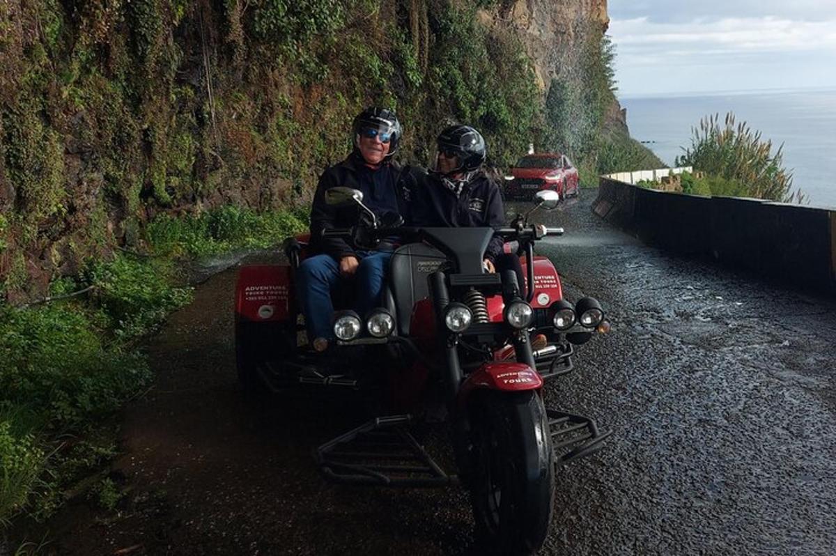 due persone in moto su una strada