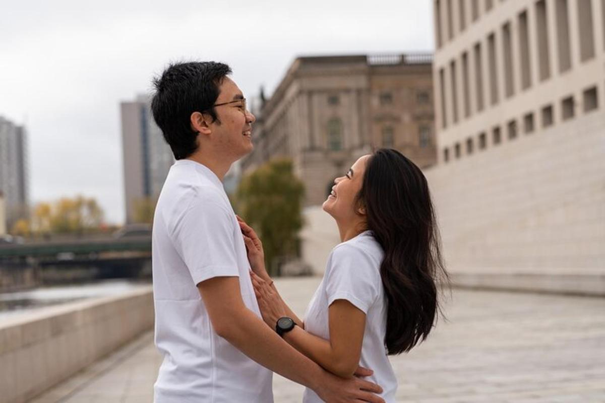 um homem e uma mulher parados um ao lado do outro