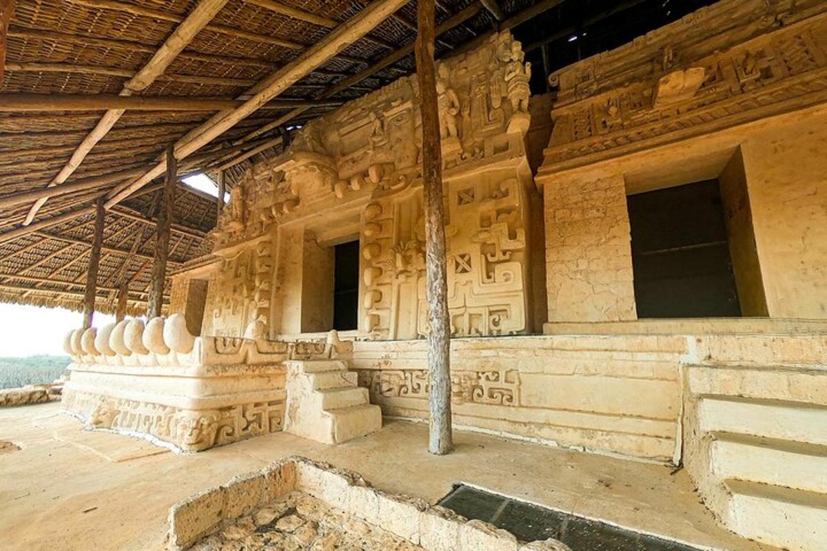 側面に彫刻が施された建物