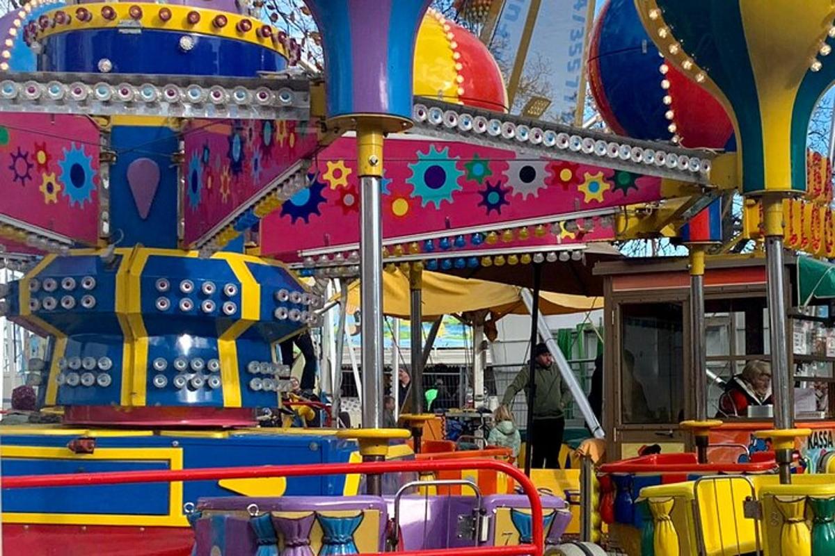una giostra di carnevale con una giostra dai colori vivaci