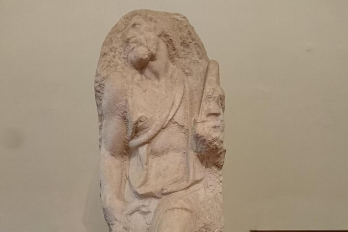 una statua di un uomo è su un muro