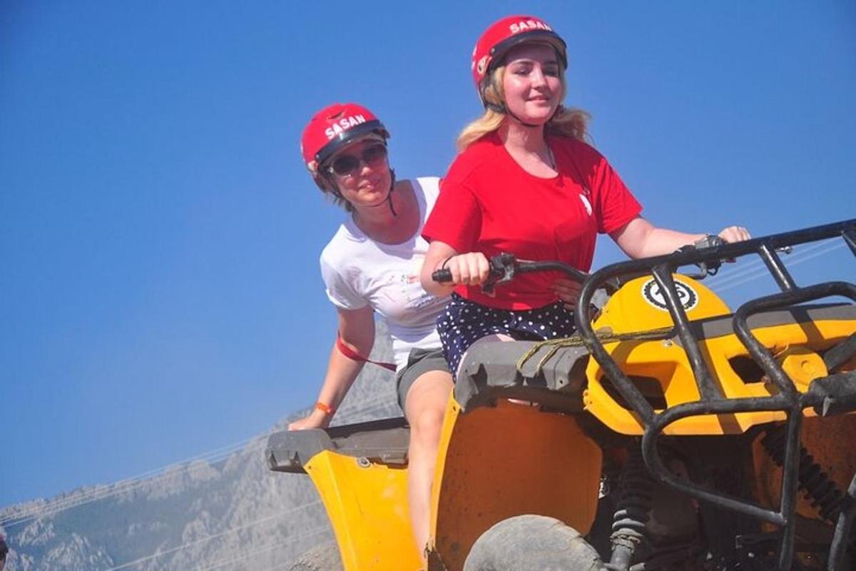 dua wanita sedang menaiki atv