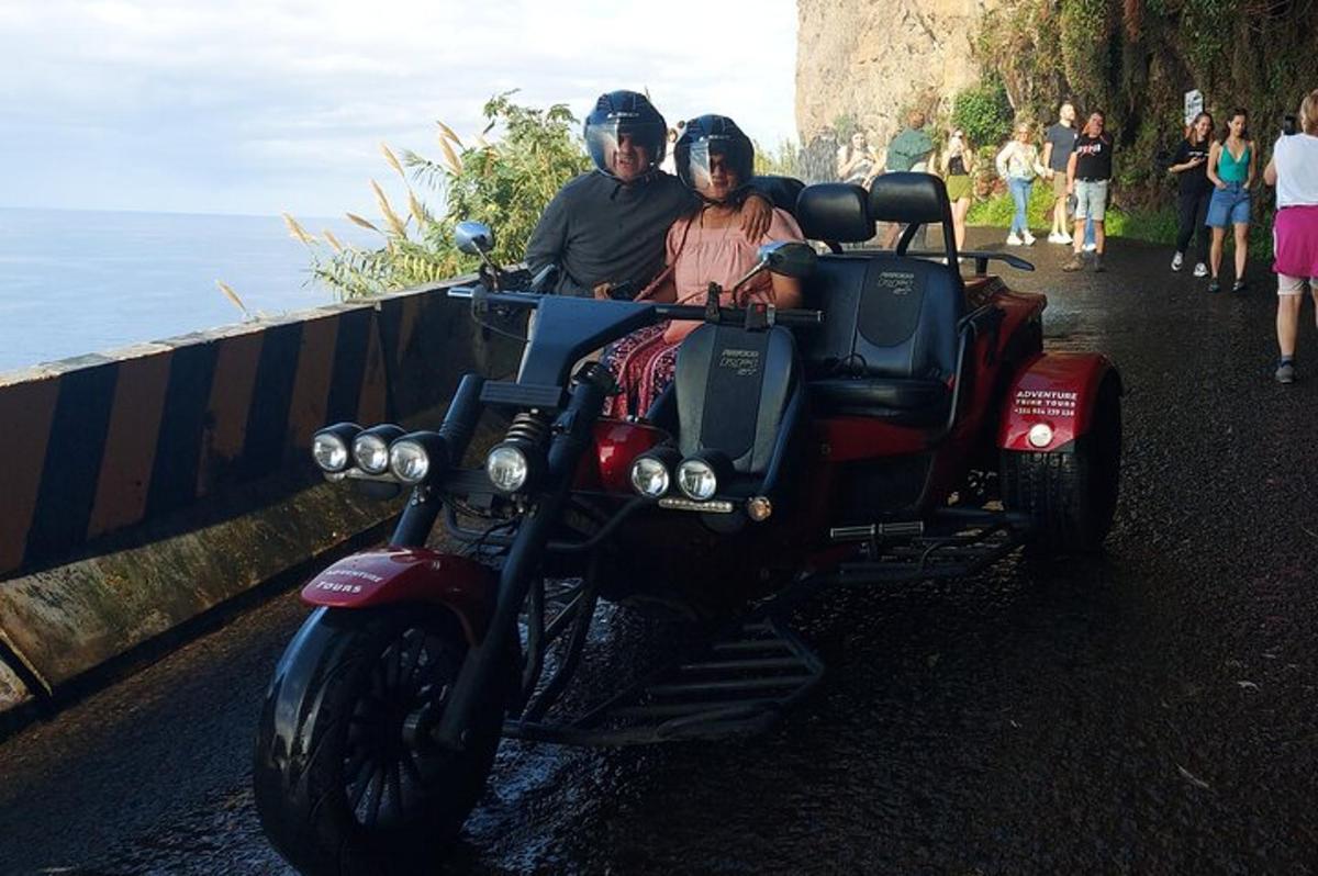 un uomo e una donna seduti su una motocicletta