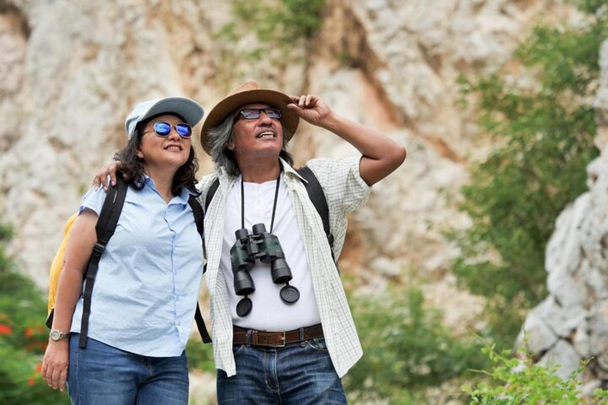 due donne in piedi una accanto all'altra con una macchina fotografica