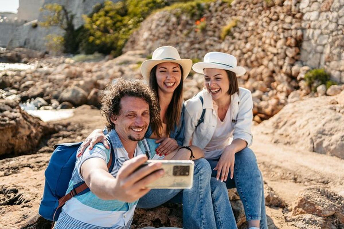 due donne e un uomo che scattano una foto con una macchina fotografica