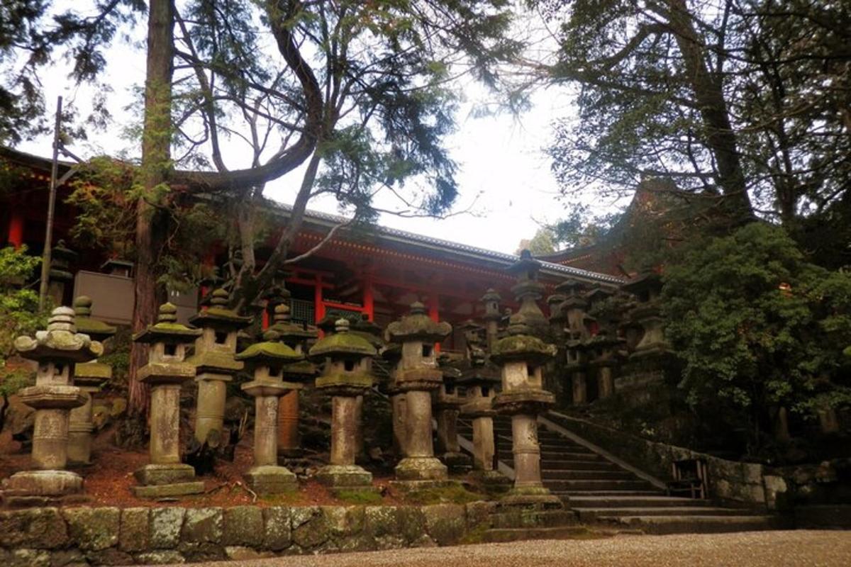 ein Tempel mit einem Haufen Glocken vor einem Gebäude