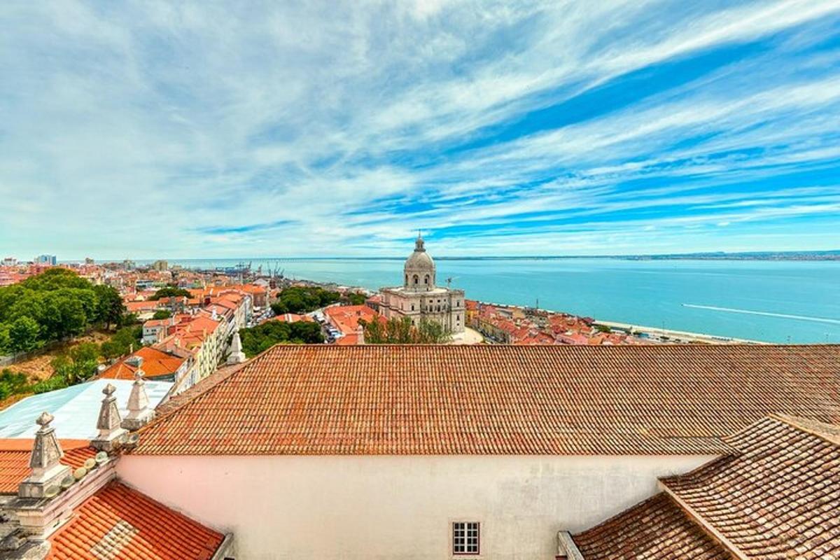 una vista di una città e dell'oceano da un edificio