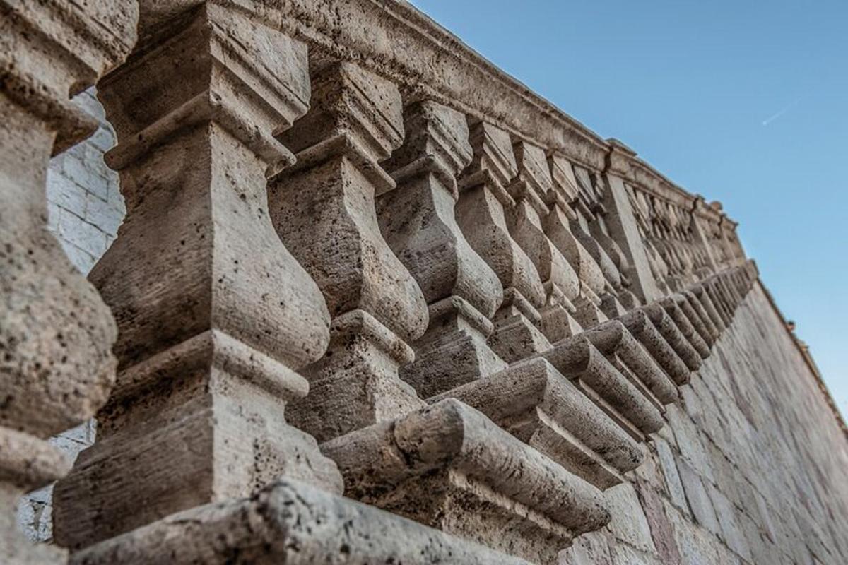 una cornisa de piedra de un edificio