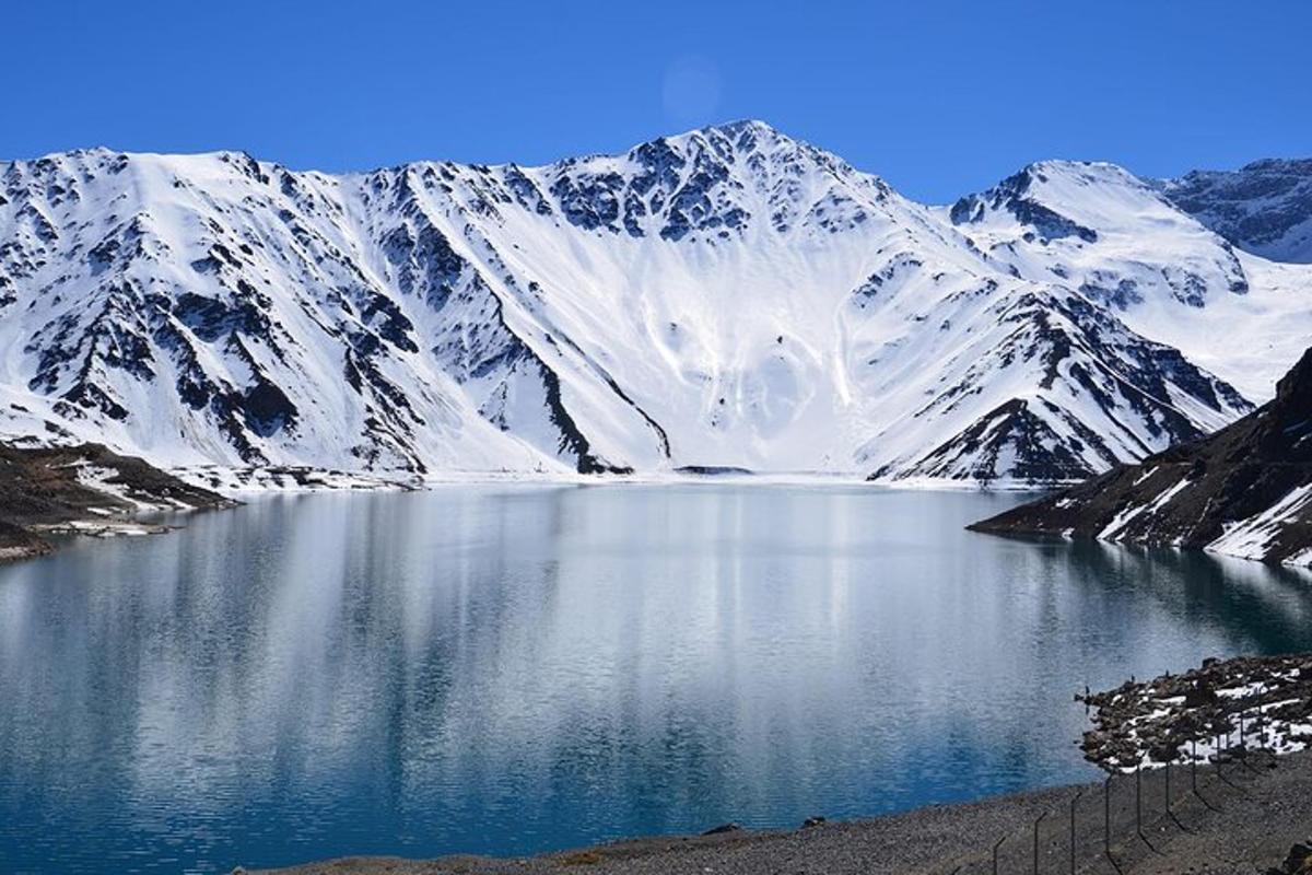 Una vista de una montaña cubierta de nieve con un lago.
