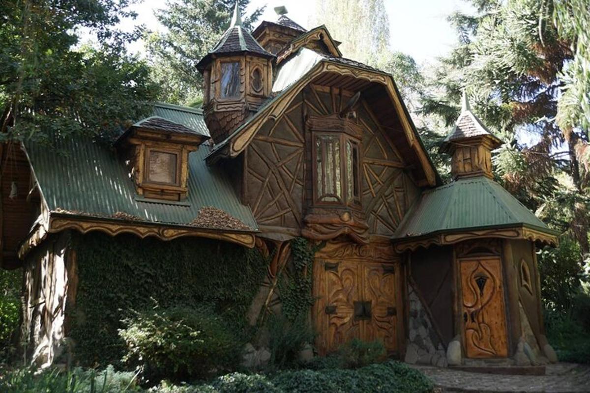 Una casa con una torre de reloj encima.