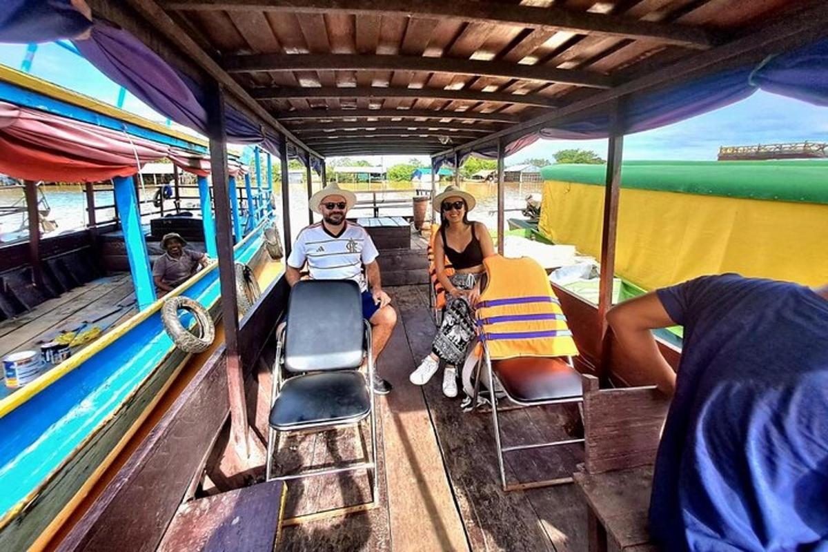 un uomo e una donna seduti sul retro di un autobus