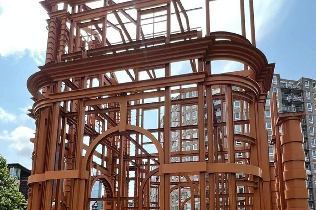 um grande edifício de madeira com muitas janelas