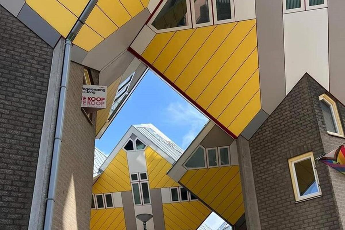 黄色い屋根の建物が映っている
