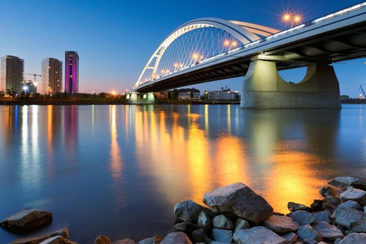 un ponte sopra uno specchio d'acqua di notte