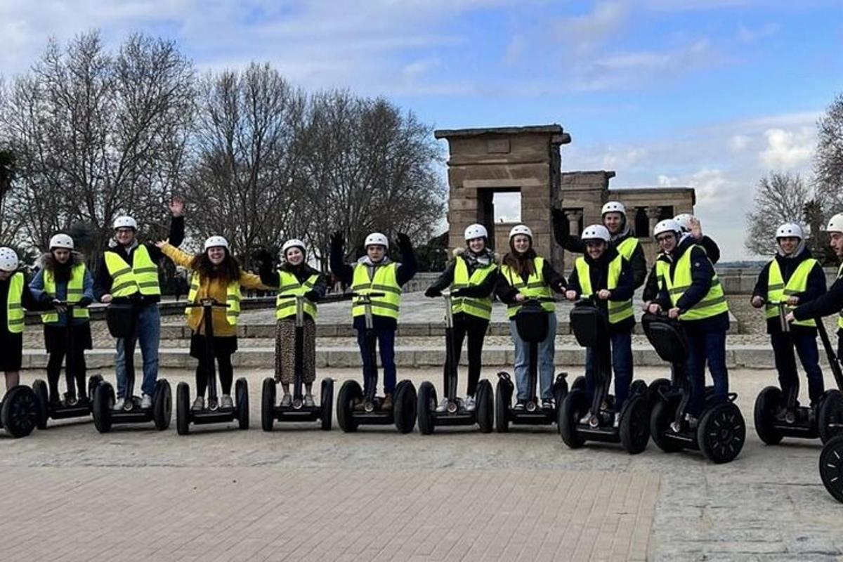 skupina ľudí v žltých vestách jazdia na segwayoch