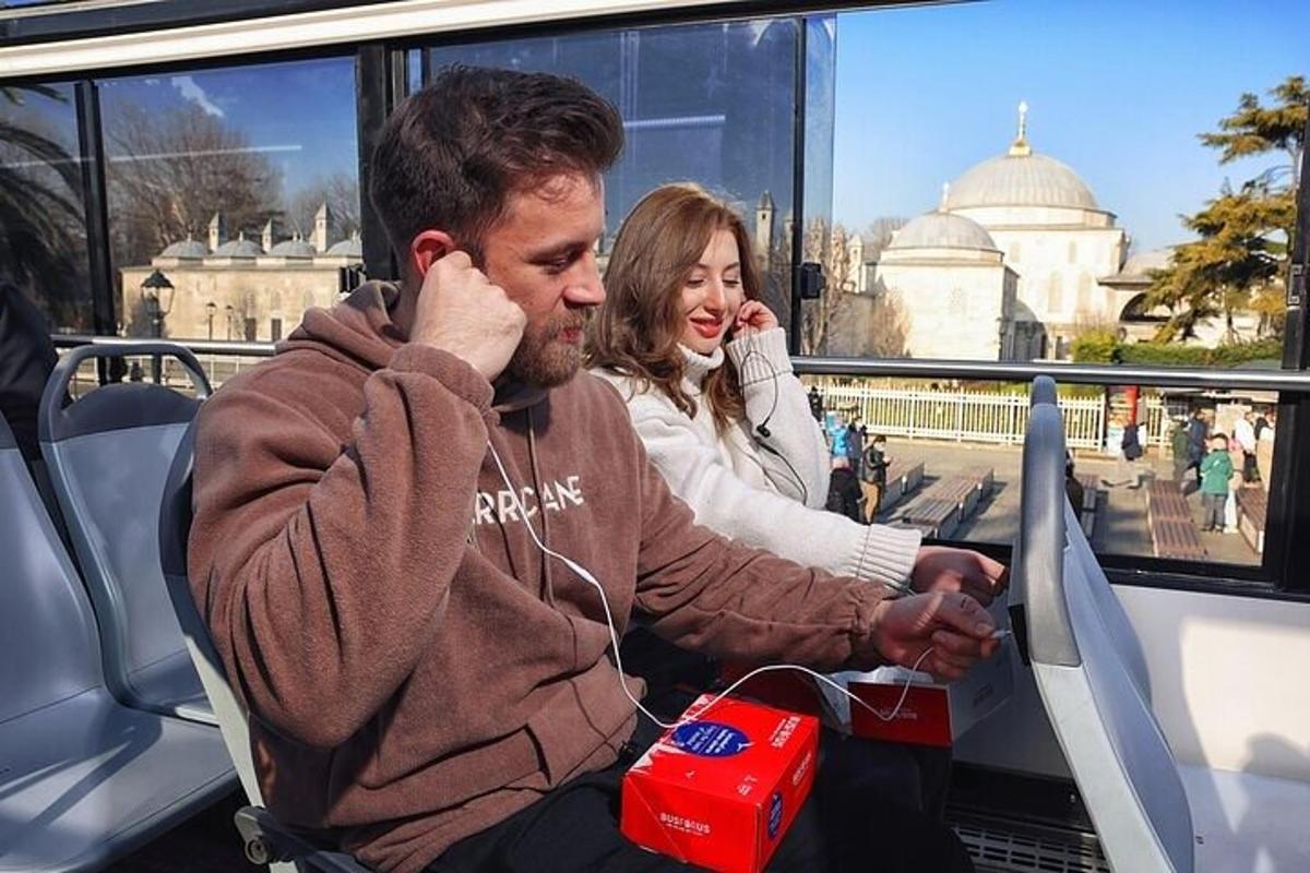 un home i una dona asseguts en un autobús