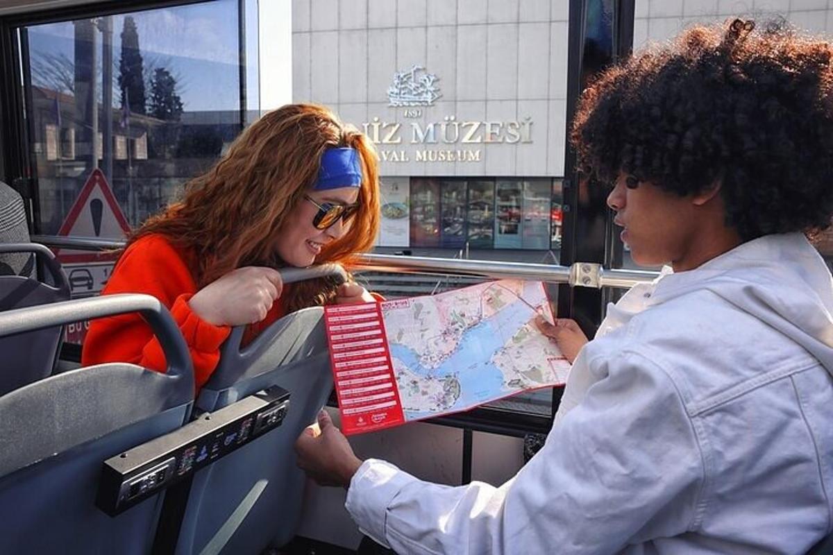 dues dones en un autobús mirant un mapa