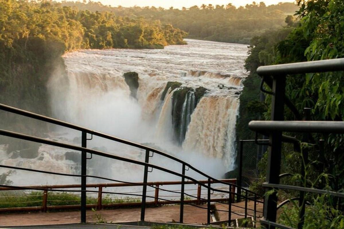 uma vista de uma cachoeira em um rio