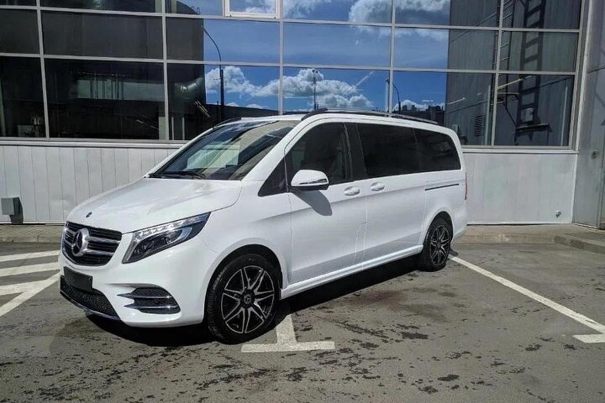 en hvit varebil parkert på en parkeringsplass