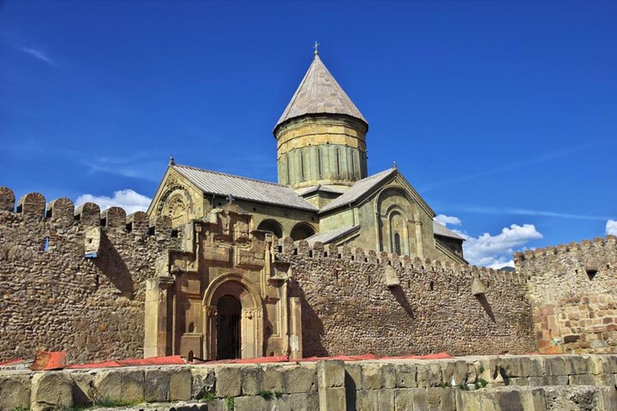 sena bažnyčia su bokštu už akmeninės sienos