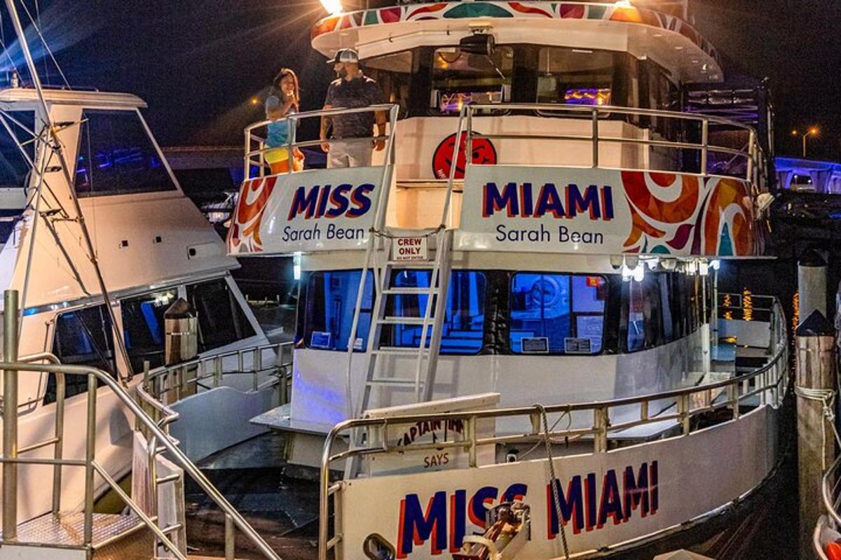 dois barcos estão atracados em uma marina à noite