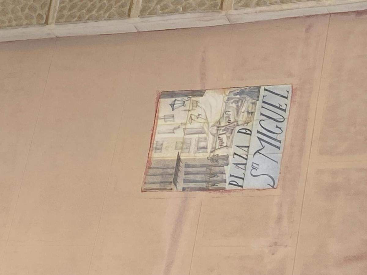cedule na boku budovy na zdi