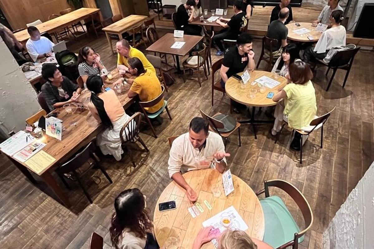 un grupo de personas sentadas en mesas en un restaurante