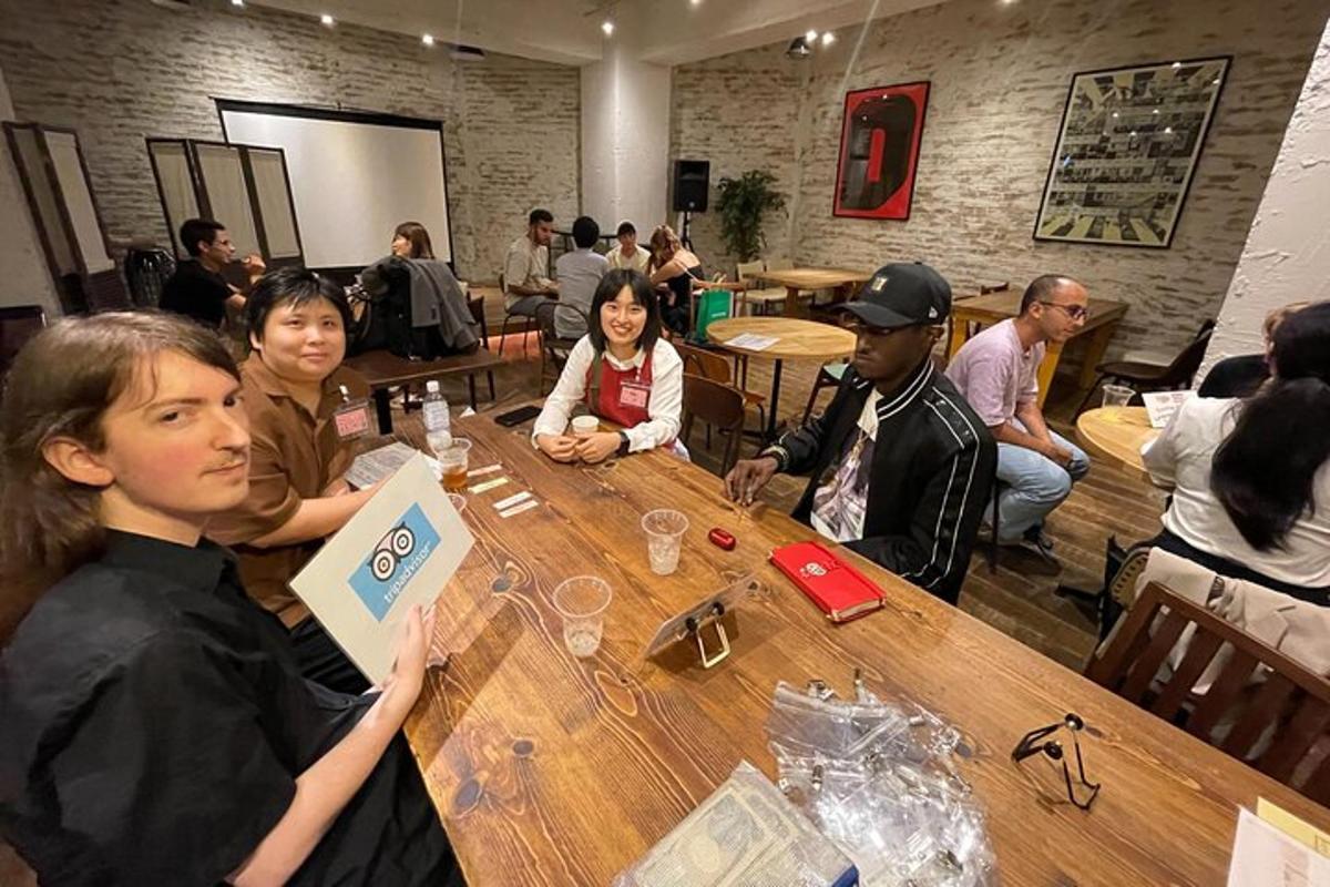 un grupo de personas sentadas en una mesa en un restaurante