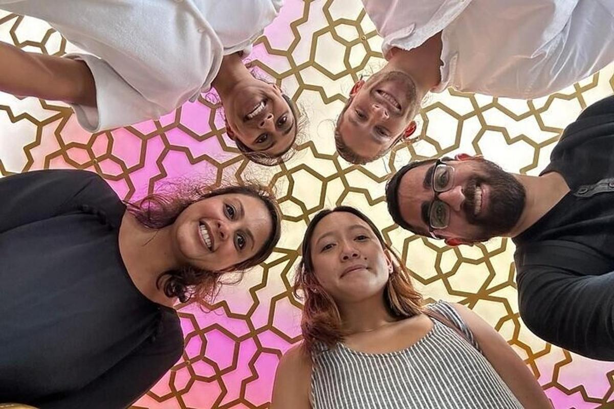 Un grupo de personas tendidas en el suelo