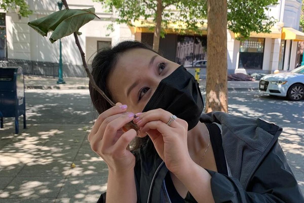 naine, kellel on näol must mask