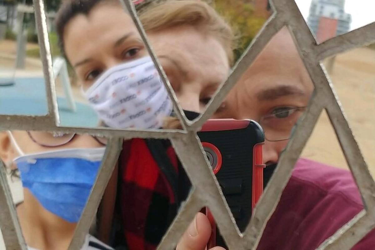 muž fotí dievča s rúškom na tvári