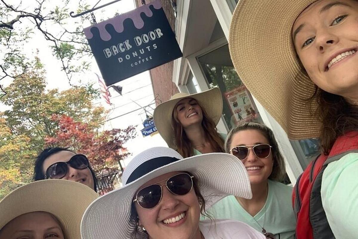 sekumpulan wanita memakai topi bergambar