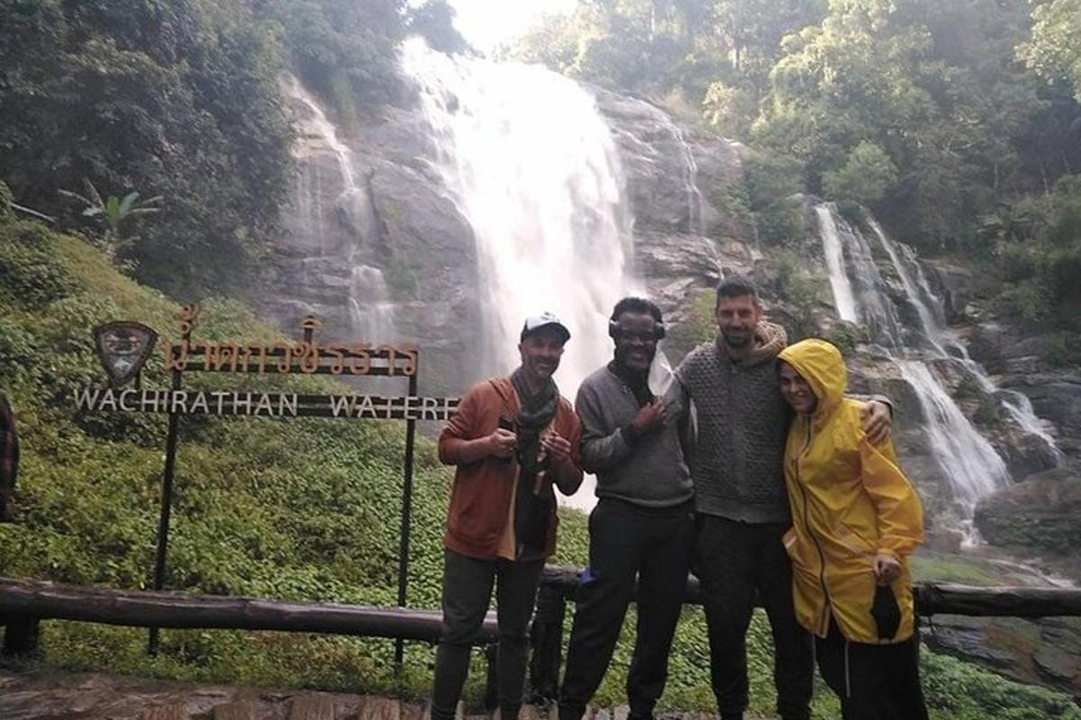 un grup de persones dempeus davant d'una cascada