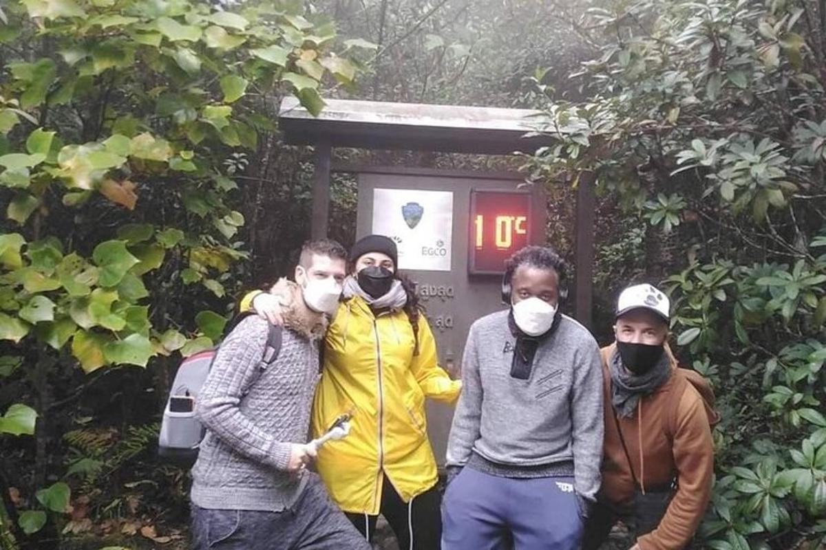 Eine Gruppe maskierter Menschen steht vor einer Mautstelle