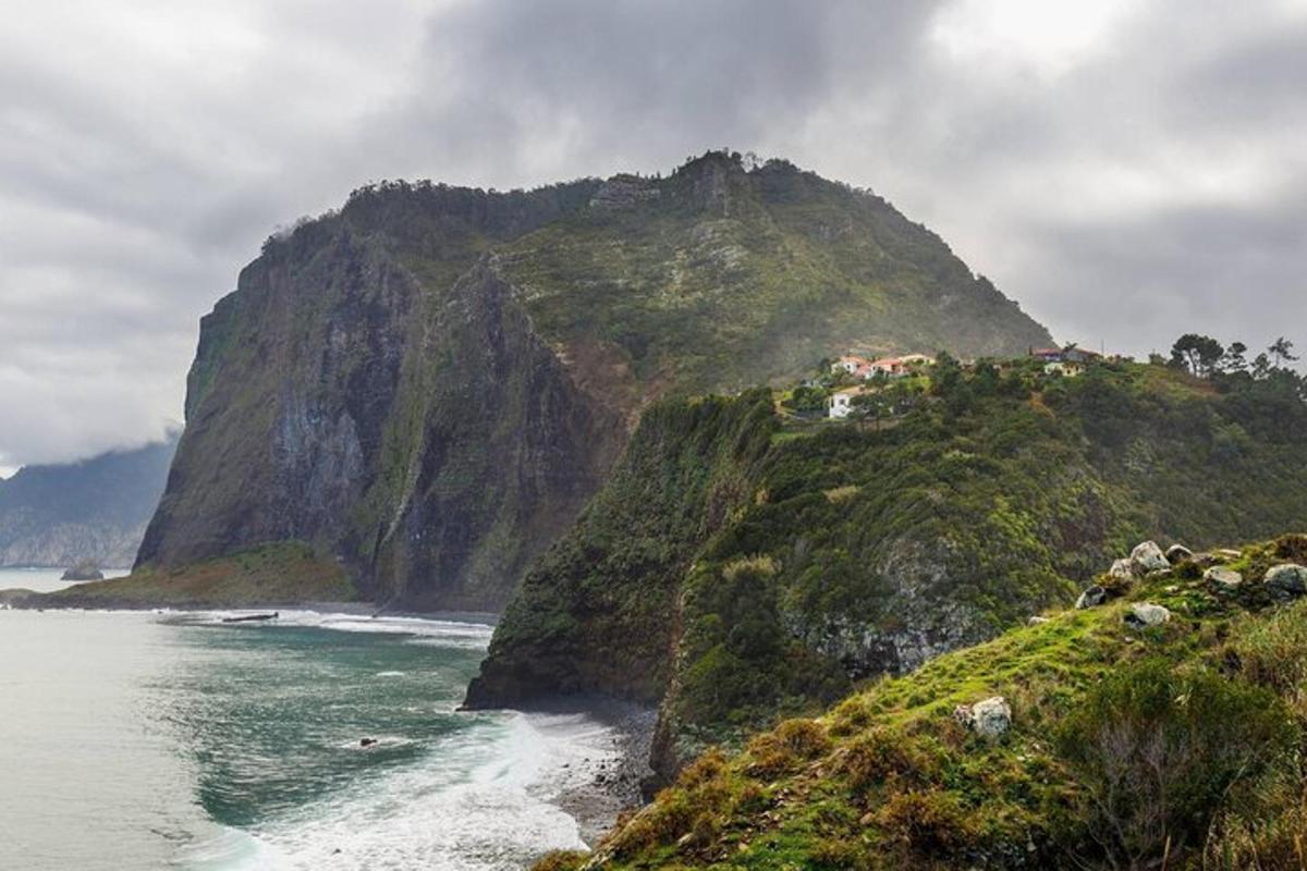 una grande montagna vicino a uno specchio d'acqua