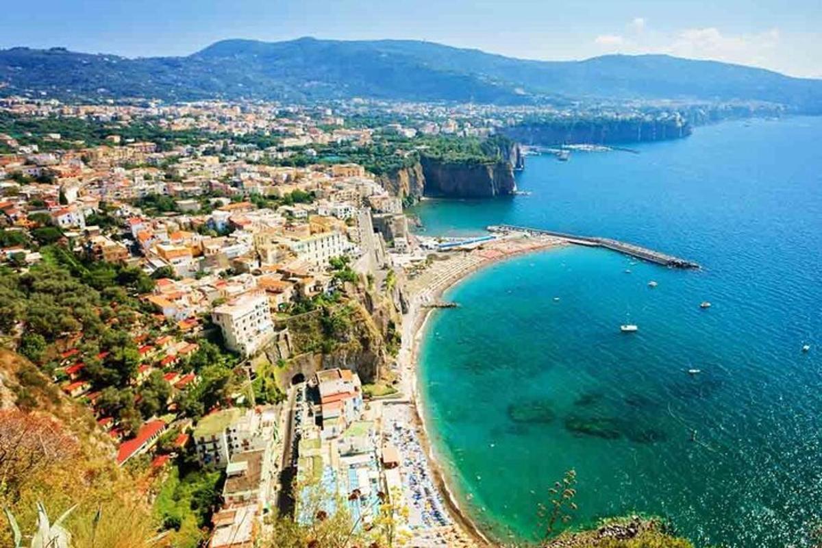 μια εναέρια άποψη μιας παραλίας και του ωκεανού