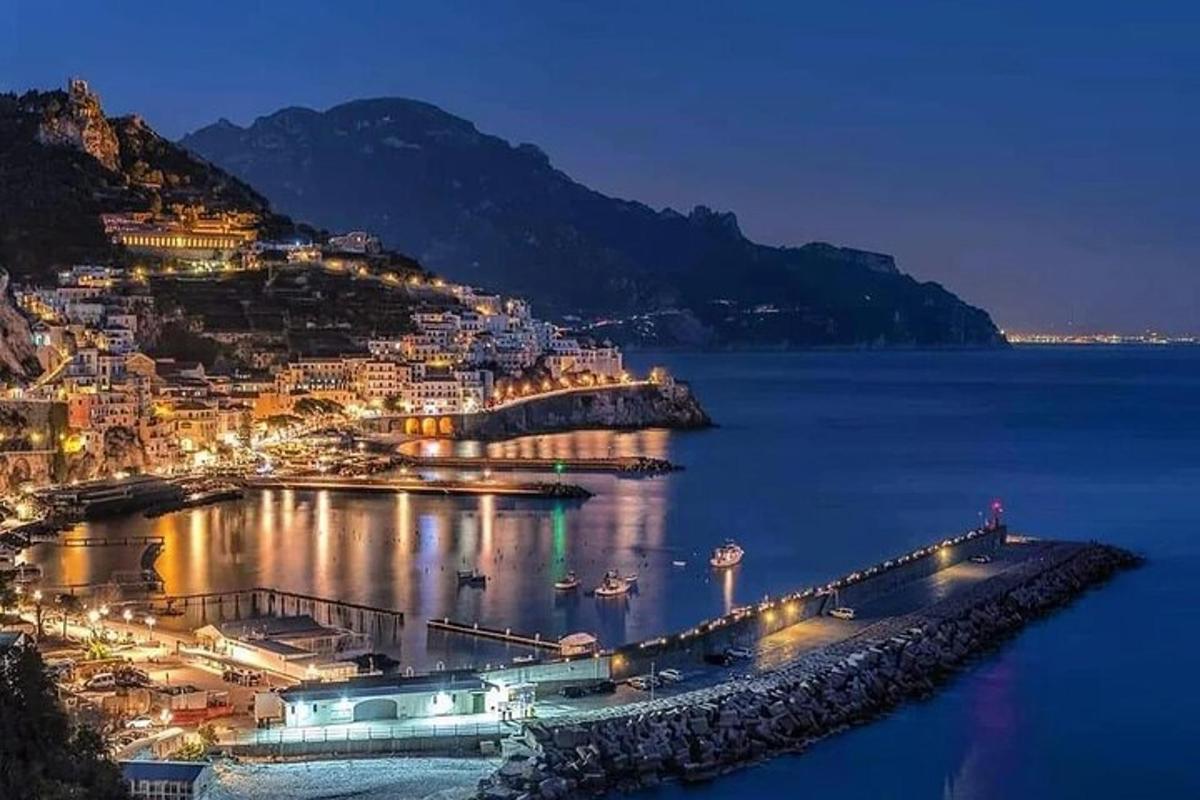 una vista di una città con un porto di notte