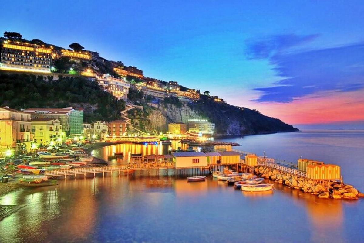 una vista di una città con barche in acqua di notte