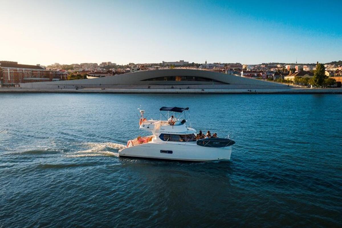 un barco blanco en una gran masa de agua