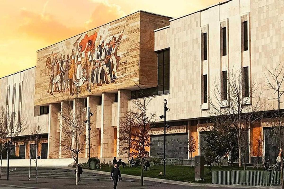 un edifici amb una pintura al costat