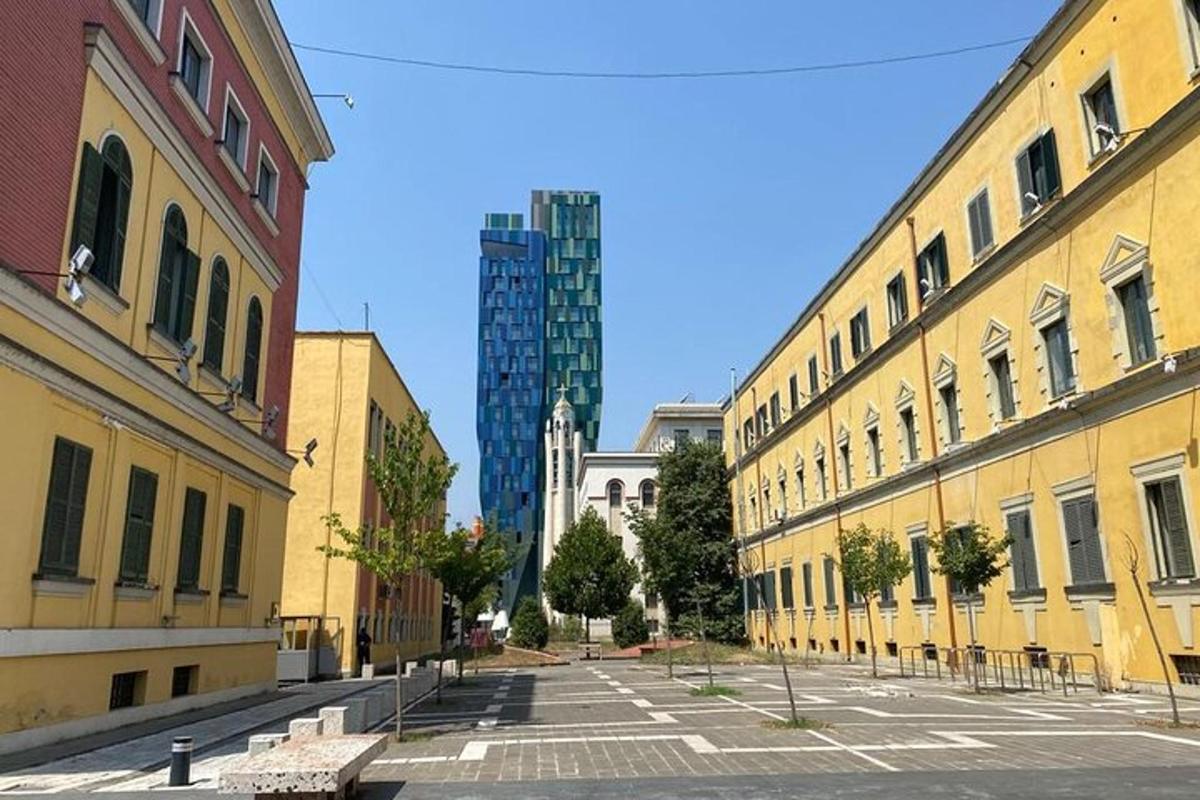 un carrer buit en una ciutat amb edificis alts